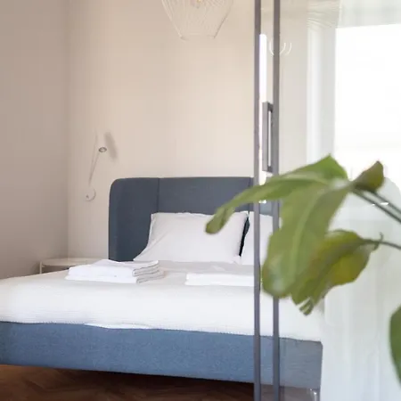 Designer In The By Bookinghost Appartement