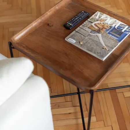 Designer In The By Bookinghost * Varsovia