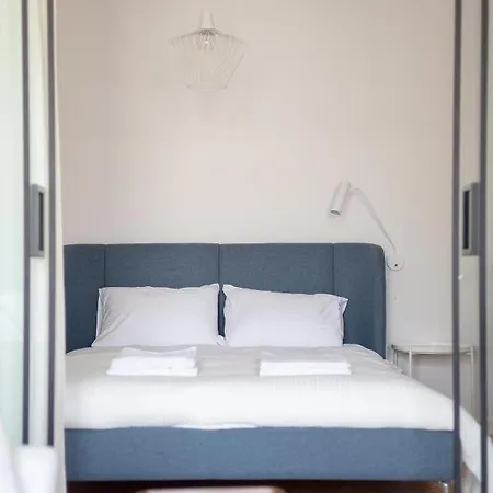 Designer In The By Bookinghost * Varşova