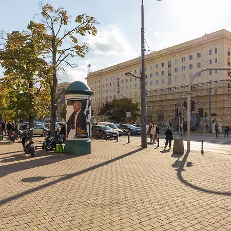 Designer In The By Bookinghost * Varsovia